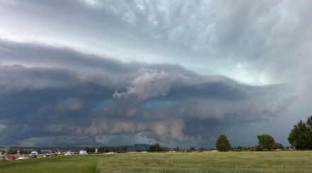 Orage supercellulaire en approche à Granges accompagné de violentes rafales et de grêle.