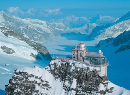 Sur la photo, on peut voir la station de recherche du Jungfraujoch.