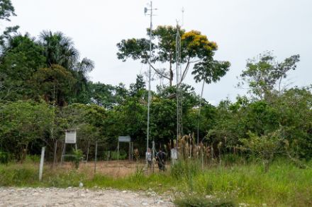Photo d'une station de mesure dans le bassin amazonien en Équateur.
