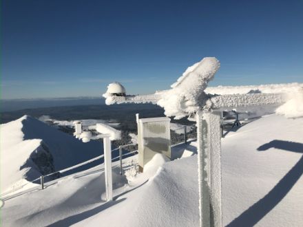 Photo de la station givrée et enneigée.