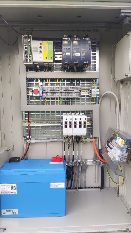 Platine de la station de Villars-Tiercelin, les câbles des capteurs arrivent du bas, sont reliés aux loggers IoT. L’alimentation électrique vient du haut.