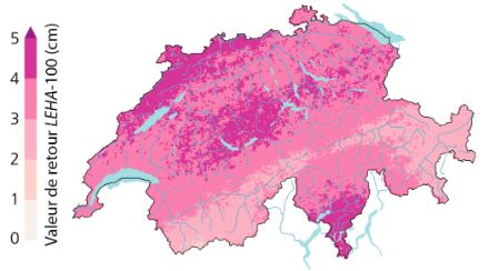 La figure montre une carte de la Suisse avec les valeurs de retour de la taille des grêlons LEHA. Au Tessin, dans la région du Napf et le long du Jura, on atteint des valeurs de la classe 4-5 cm, dans les régions montagneuses des Grisons et du Valais 2-3 cm et dans les autres régions généralement 3-4 cm.