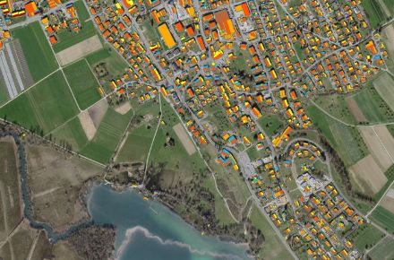  	 	Vue aérienne de Sursee. Les surfaces des toits des bâtiments sont marquées de différentes couleurs en fonction du potentiel solaire. 