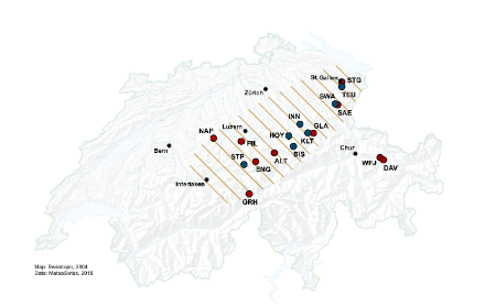 Carte de la Suisse montrant les régions touchées en hachuré et les stations utilisées pour l’analyse de l’évènement et quelques villes suisses avec des points.