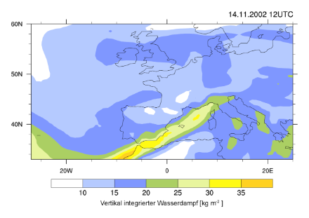 Karte von Europa und ein Teil des Atlantischen Ozeans, die den vertikal integrierten Wasserdampf mit Farben zeigt. Wir können einen Streifen sehr feuchter Luft über dem Atlantischen Ozean, der Küste von Nord-West-Afrika und dem Mittelmeer sehen, der die Schweiz aus südwestlicher Richtung erreicht.