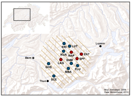 Carte de la Suisse montrant les régions touchées en hachuré et les stations utilisées pour l’analyse de l’évènement et quelques villes suisses avec des points.