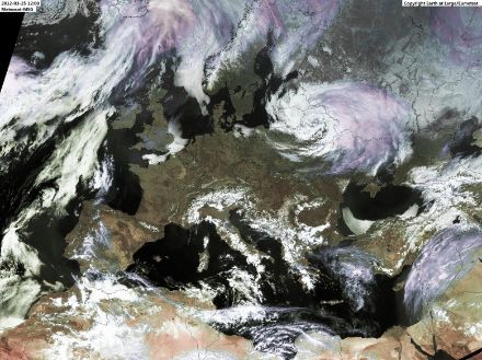 Image satellite de l'Europe : l'Europe centrale est sans nuages. On peut voir les Alpes couvertes de neige.
