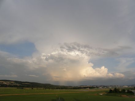 Nuage de tempête avec des averses de pluie à l’aéroport de Zurich / Kloten