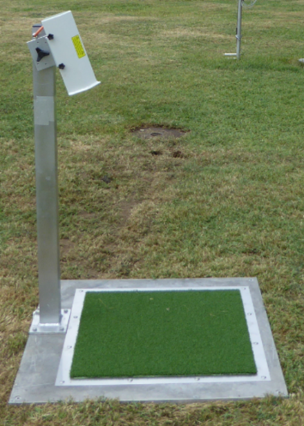 Appareil fixé sur un poteau de 125cm dépendant d’une base en ALU de 80x80x2 afin d’éviter toutes dilatations dû aux différences de températures.