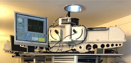L’image illustre un spectrophotomètre de type Dobson en usage à Davos ainsi que la série de mesures d’ozone d’Arosa/Davos.