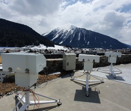 L’image illustre 3 spectrophotomètres de type Brewer en opération à Arosa (à gauche) et à Davos (à droite).
