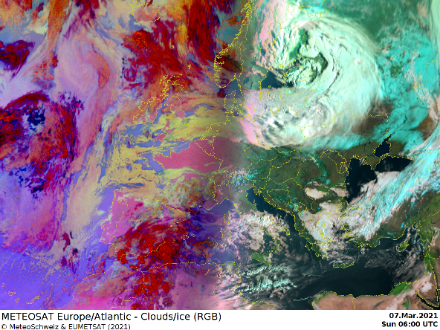 Des systèmes nuageux sont reconnaissables sur l'image satellite.