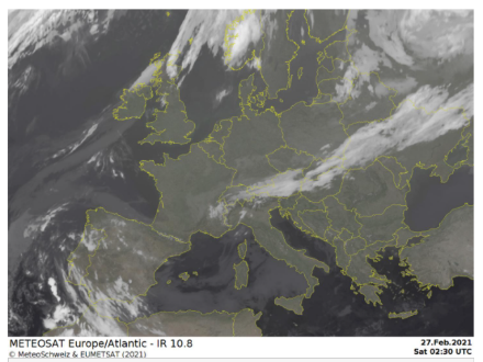 L'image satellite prise le 27 février 2021 à 02 h 30 UTC (temps universel coordonné) représente les nuages (à l'Est et à l'Ouest de la Suisse).