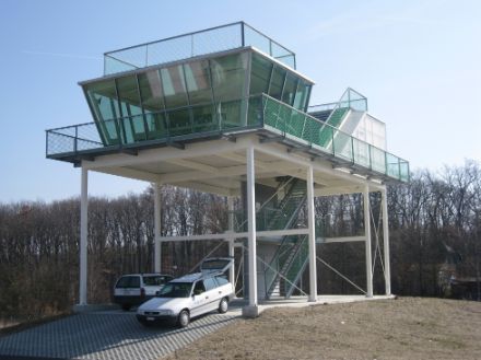 Un poste d'observation vitré et une terrasse panoramique sont aménagés sur une construction métallique à près de dix mètres au-dessus du sol.