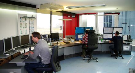 De multiples écrans de visualisation permettent aux collaborateurs et collaboratrices de bien superviser la situation dans la salle de contrôle.