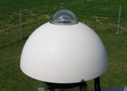 Une petite coupole en verre laissant passer le rayonnement incident et entourée d'un écran de recouvrement protégeant les instruments des influences de l'environnement.