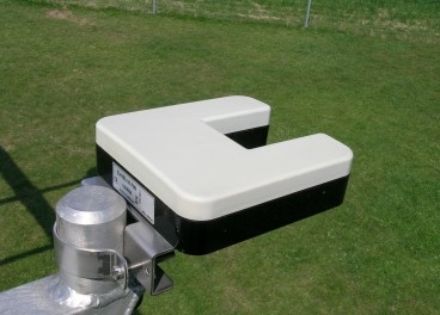 Un couvercle en matière plastique blanche protège le capteur.