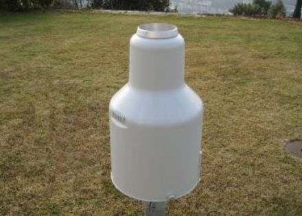 La cellule de pesée et le réservoir sont protégés par un couvercle en matière plastique blanche. Le récipient collecteur est reconnaissable à son ouverture par le haut.