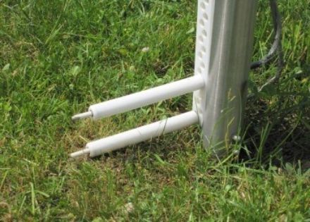 Appareil de mesure placé dans l'herbe avec deux capteurs blancs.
