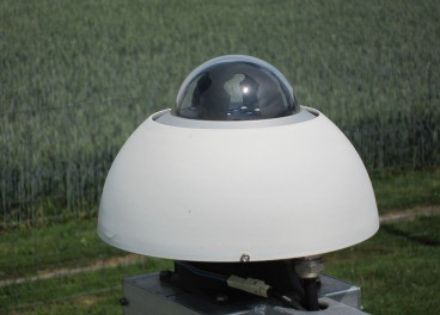 Une coupole en verre à travers laquelle pénètre la lumière solaire et une enveloppe sphérique protégeant les instruments des influences de l'environnement.