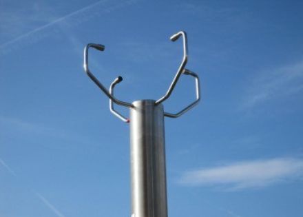 L'appareil se compose de quatre capteurs métalliques, installés en haut d'une tour de mesure.