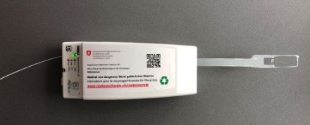 Image d'une radiosonde installée dans un boîtier en plastique blanc