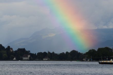 Un large arc-en-ciel au-dessus du lac de Zurich.