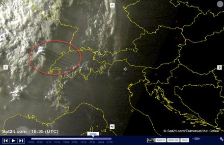 Une image satellite montrant quelques cumulonimbus et leurs ombres projetées dans l'atmosphère.