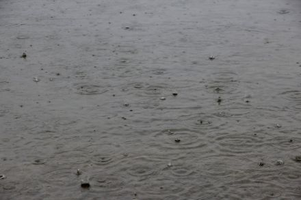 Gouttes de pluie tombant dans le lac de Tüler 
