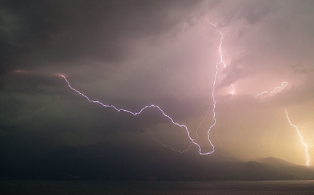 Éclair lors d’un orage sur le Léman.