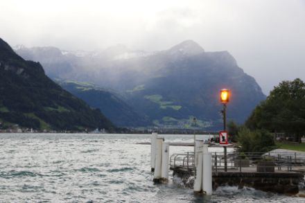 Dimmerfoehn sur le lac d’Uri (Urnersee). Une alerte au foehn est en cours, les feux de tempête sont allumés, mais le temps est maussade.