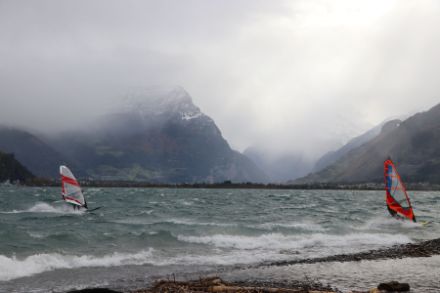 Dimmerfoehn sur le lac d’Uri (Urnersee). La tempête de foehn attire les véliplanchistes, malgré un temps maussade.