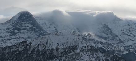 Vue depuis la Schynige Platte sur le trio de l'Oberland bernois, Eiger, Mönch et Jungfrau, par Guggifoehn. L'image de la webcam montre bien le mur de fœhn. Au premier plan, on aperçoit des panaches de neige sur le Lauberhorn.