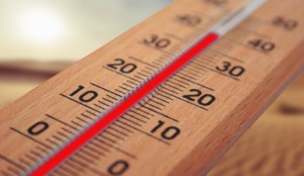 Thermonètre montrant une températuer supérieure à 35 °C.