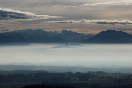 Photo d’une situation d’inversion où le Plateau est difficilement visible sous une épaisse couche de brume.