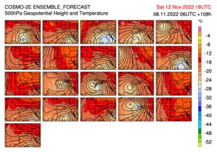 Carte montrant les 21 scénarios de prévision du géopotentiel et de la température à 500 hPa de l’ancien modèle COSMO-2E avec une goutte froide dont la présence et la position sont très variables selon les scénarios.