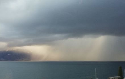 Photo d’une averse sur le Léman au large du Lavaux.