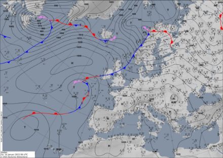 Carte de l’Europe montrant l’évolution des zones de haute et basse pression (isobares) ainsi que les fronts chauds et froid.