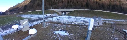 Photo d’une station avec plusieurs instruments de mesure dont l’instrument de mesure de la neige.