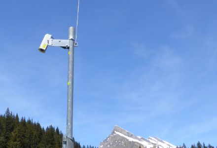Photo d’un instrument de mesure automatique de la hauteur de neige.
