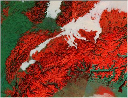 Situation de brouillard du 12 février 2015 avec une limite supérieure vers 700 mètres. La répartition du brouillard est relativement classique pour la limite supérieure mentionnée, seule la bande de brouillard est un peu plus étroite que d'habitude sur le Plateau central. Le nord-ouest de la Suisse est exempt de brouillard, ce qui est également typique pour cette limite supérieure.