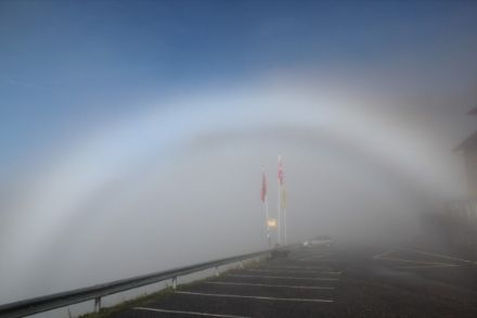 Image d'un arc blanc lumineux. Au-dessus de l'arc blanc, on peut voir un ciel sans nuages.