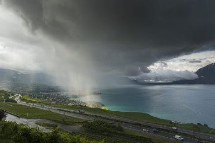  	Au centre de la photo, quelques nuages d'averses au bord du lac Léman