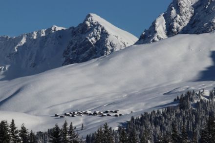  	Photo du village de montagne de Medergen, profondément enneigé en janvier 2019.  Photo : Daniel Gerstgrasser.  