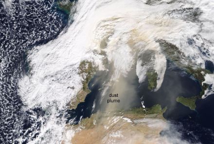 Image satellite du nord de l’Afrique et de l’Europe. Un nuage de poussière jaune clair est visible au-dessus de la Méditerrannée.