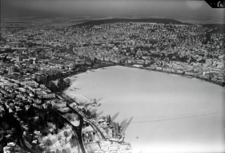 Vue aérienne du bassin gelé du lac près de Zurich.