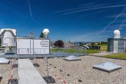 A gauche, l'installation pour le lâcher automatique des ballons-sondes de la station de sondage de Payerne. A droite, la halle de gonflage des ballons pour les radiosondages manuels.