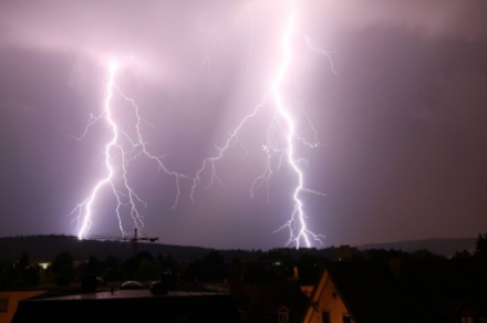 Deux éclairs illuminent le ciel de nuit.