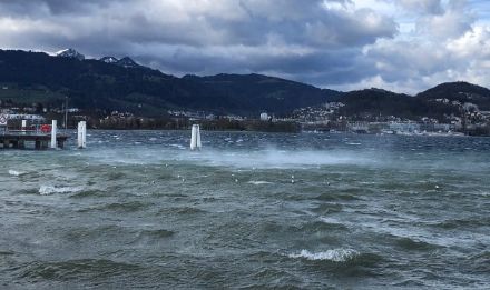 Image de la surface du lac agitée par le vent avec quelques traînées d'embruns