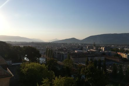 Un début de journée ensoleillé depuis Genève le 11 août 2022 vers 7h35. Source : "Observations Météo" - Application MétéoSuisse